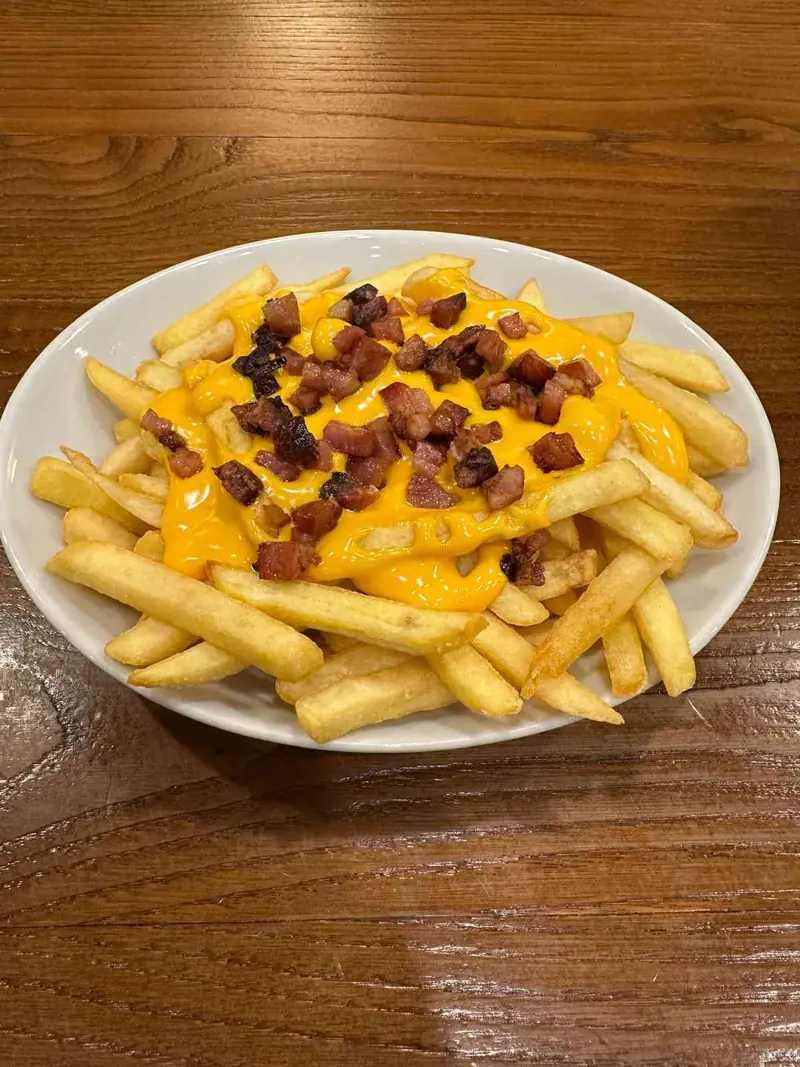 BACON E Formaggio Cheddar premium — Fries