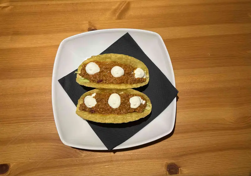 chili, insalata e salsa al formaggio — Tacos