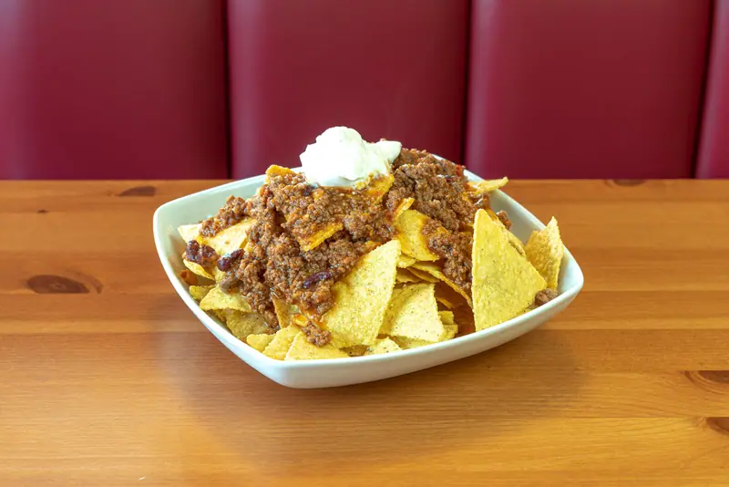 nachos con CHILI  e Crema Formaggio — Nachos